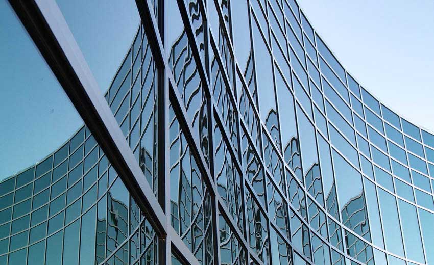 Navigating AI concentration risks in liability-aware portfolios